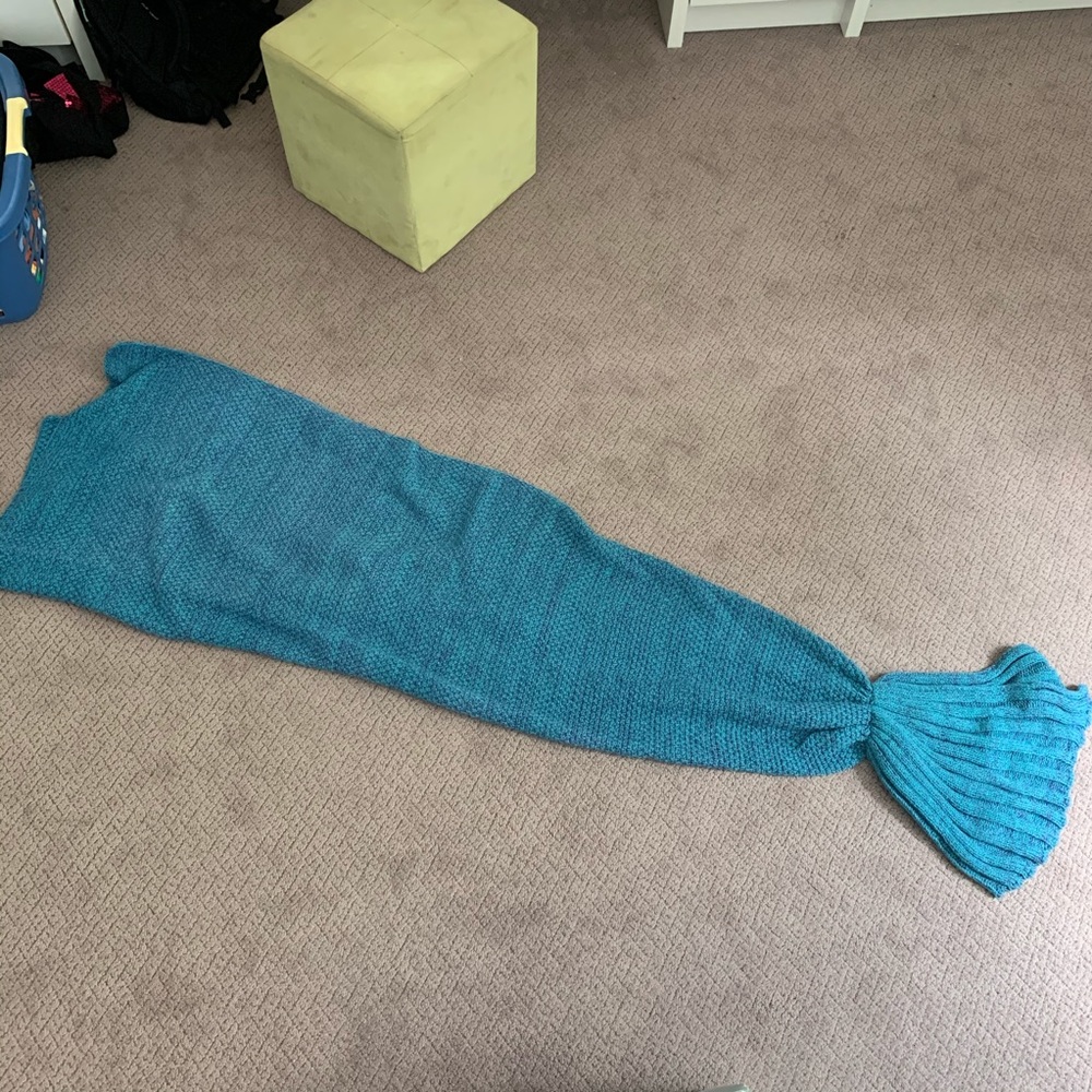 NEVER USED MERMAID TAIL BLANKET - Picture 3 of 3